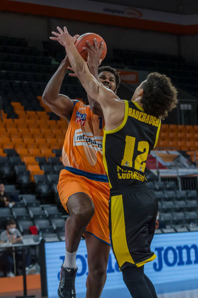 持球控卫过 持球控卫过